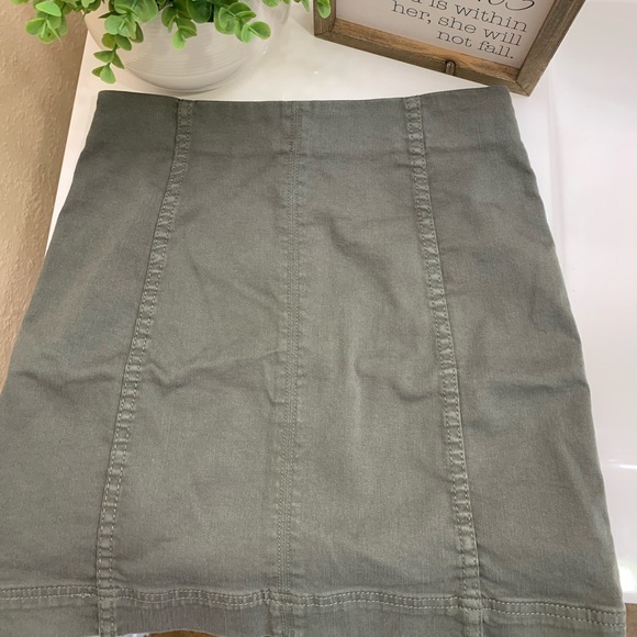 Slimming mini skirt zip up back! - Picture 2 of 2